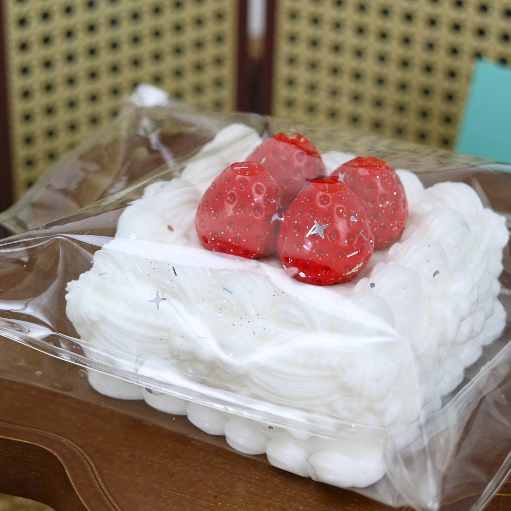キラキラいちごケーキ