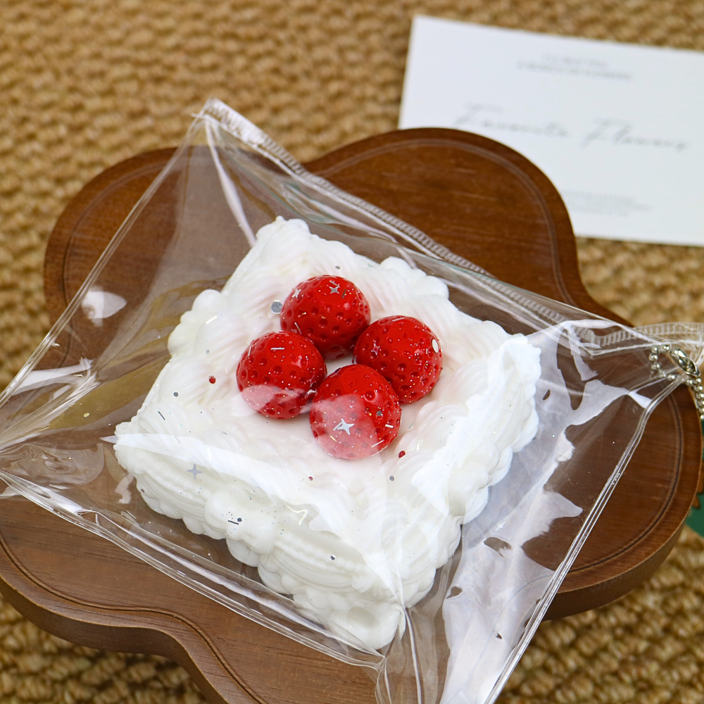 キラキラいちごケーキ